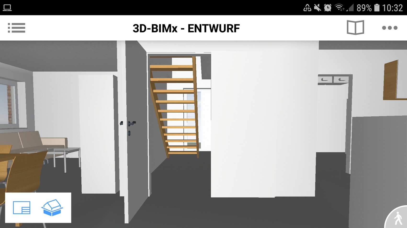 Innenraum-Szene: offener Wohnraum mit Holztreppe, Sofa, Esstisch und Küchenbereich.