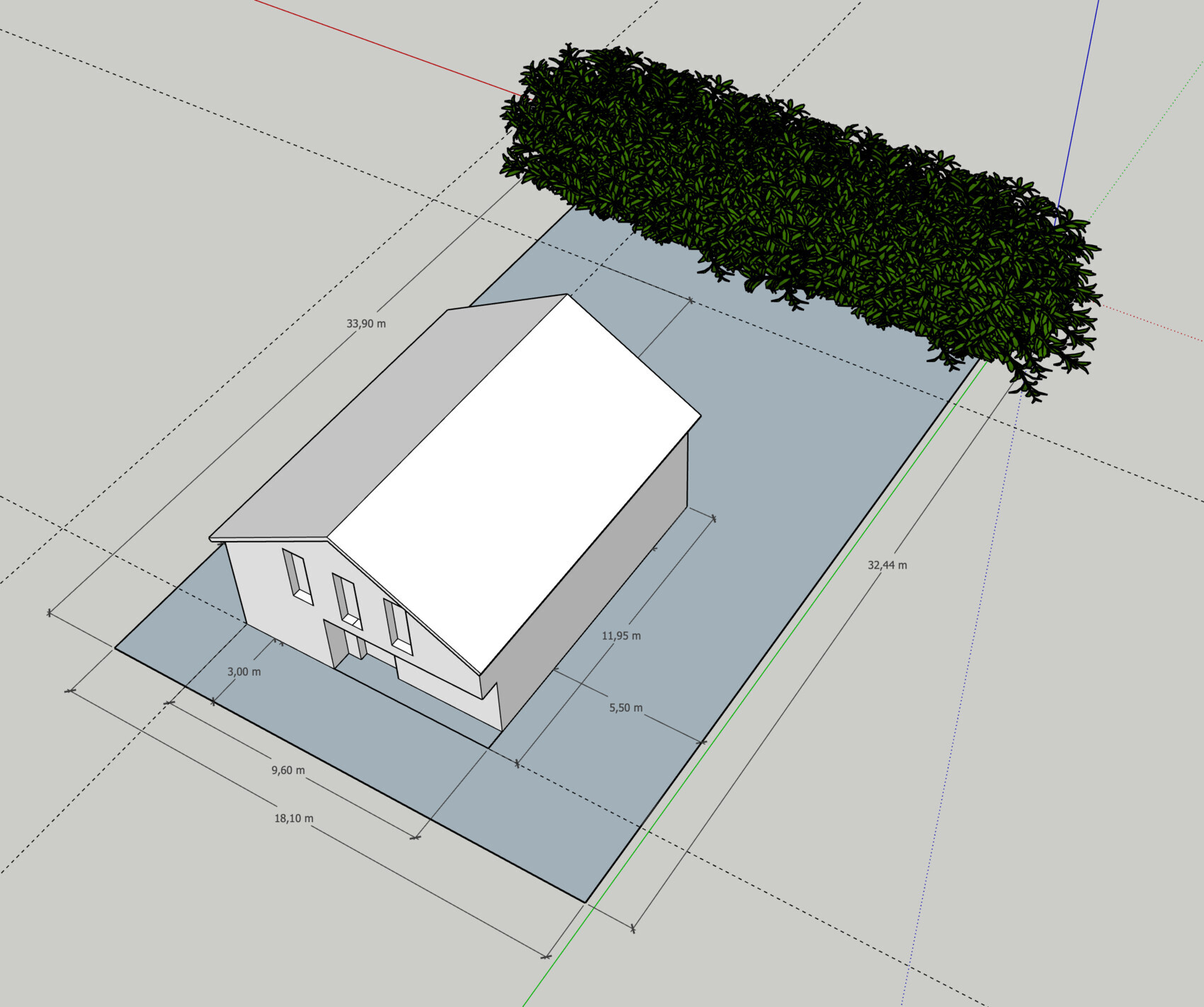 3D-Hausmodell mit Satteldach auf blauem Untergrund, grüne Hecke am Rand, Maßlinien sichtbar.