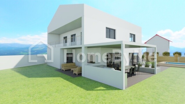 Moderne weiße Villa mit Terrasse, Balkon und grünem Garten