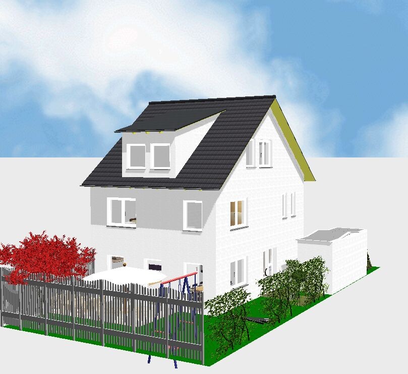 Weißes zweistöckiges Haus mit dunklem Satteldach, Gartenzaun, Spielgerät und rote Sträucher.