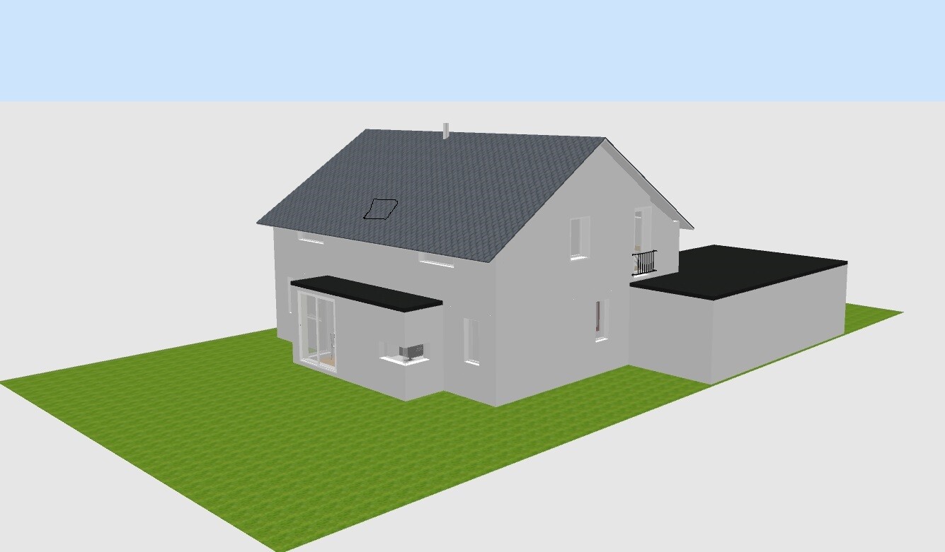 Ein zweistöckiges graues Haus mit dunklem Satteldach, seitlichem Anbau und grünem Garten.
