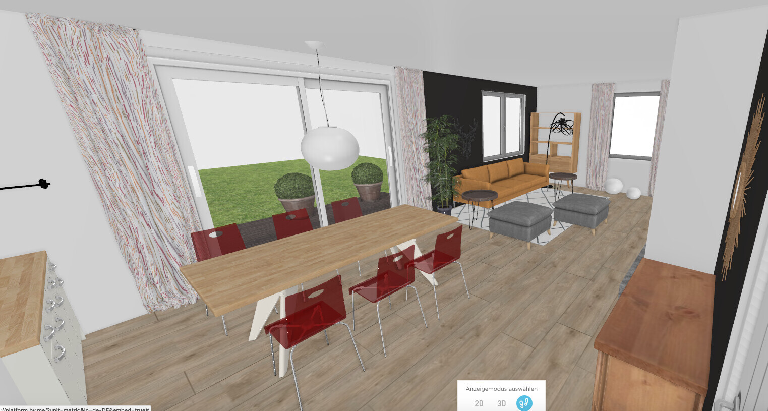 Offenes Wohnzimmer mit langem Holztisch, roten Stühlen, Lounge-Ecke, große Fenster zum Garten.