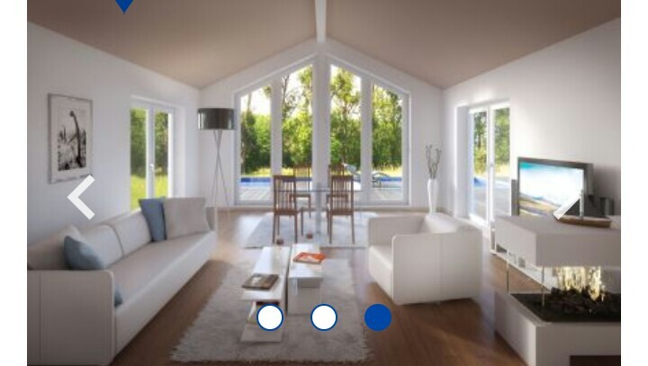 Helles, modernes Wohnzimmer mit weißen Sofas, großer Fensterfront zum Garten und Außenbereich.