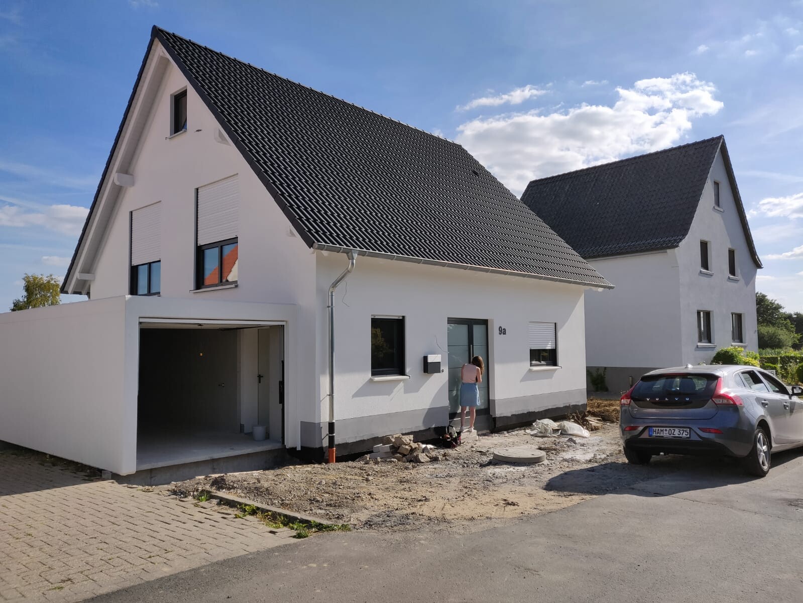 moderne-aussenansicht-eines-einfamilienhauses-neubau-hausfront-mit-garage.jpeg