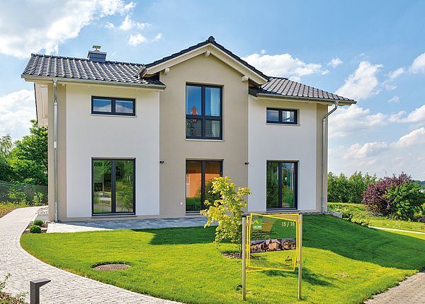 moderne-aussenansicht-eines-haus-neubau-mit-garten.jpg