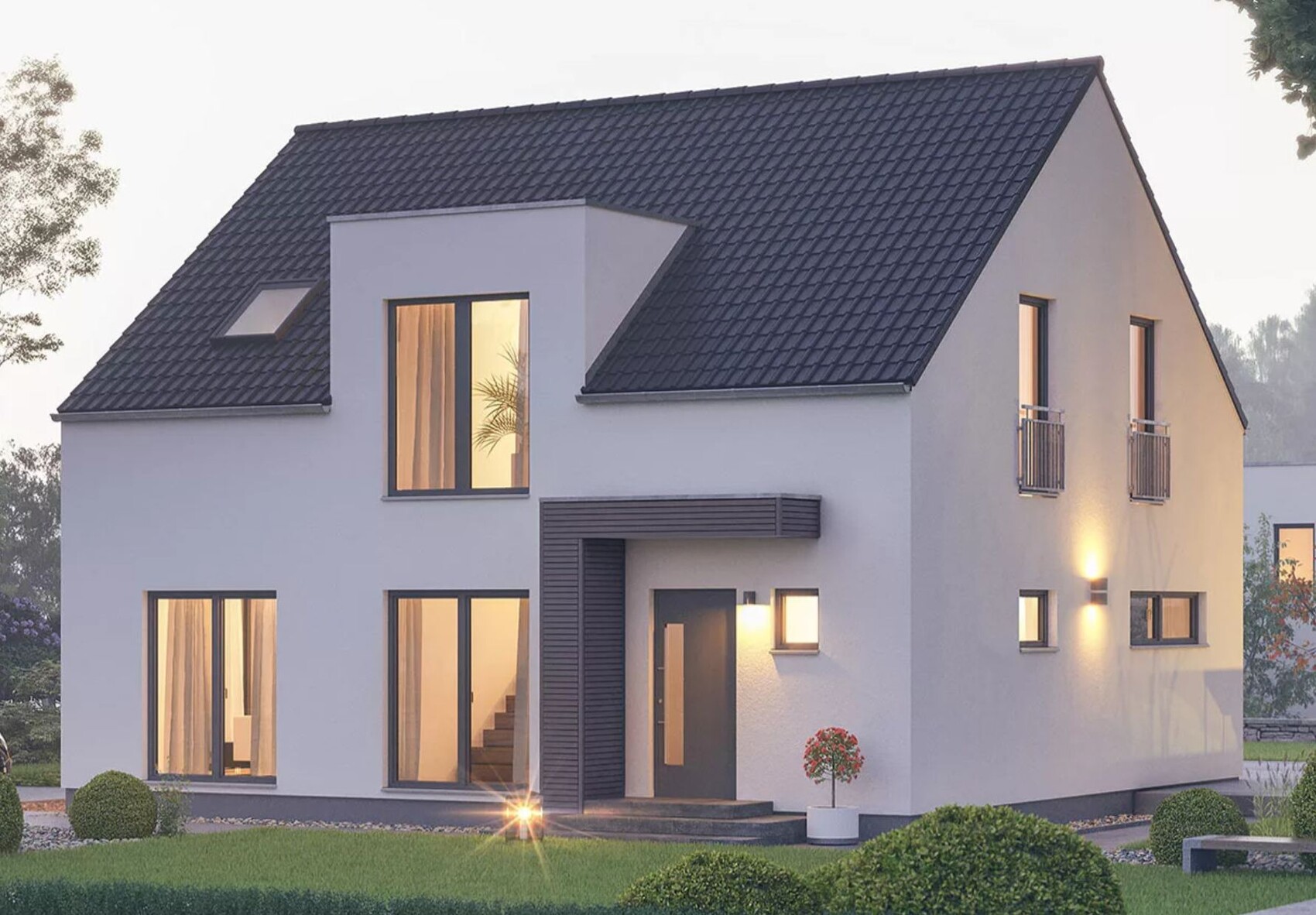 Modernes weißes Einfamilienhaus mit dunklem Ziegeldach, großen Fenstern und Gartenbeleuchtung.