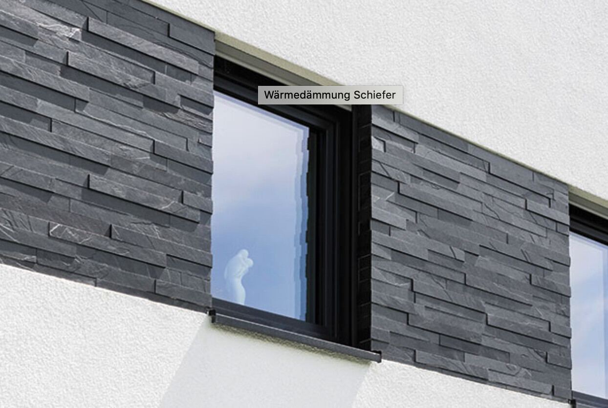 Fenster in einer weißen Fassade mit dunkler Schieferverkleidung.