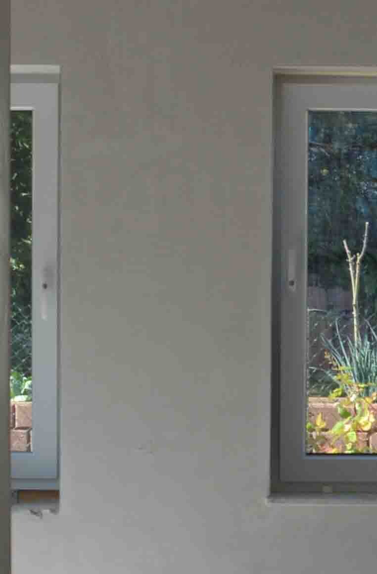 Moderne Außenwand mit zwei großen Fenstern, Blick nach draußen