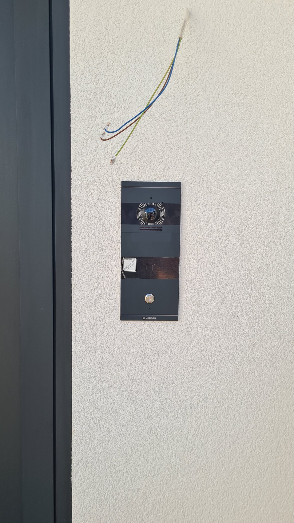 moderne-aussenwand-video-tuersprechanlage-mit-kabeln.jpg
