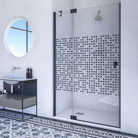Modernes Badezimmer mit Glasdusche, schwarzem Rahmen, Mosaikfliesen, Rundspiegel und Waschbecken.