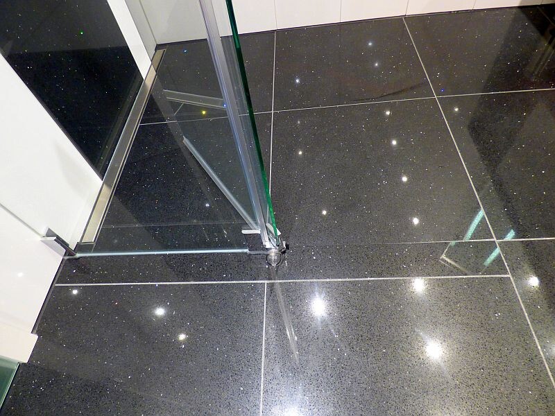 moderne-bad-dusche-glaskabine-schwarze-fliesen.JPG
