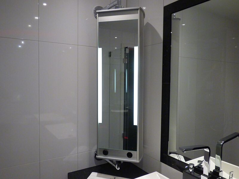 moderne-bad-spiegel-mit-beleuchtung-im-badezimmer.JPG