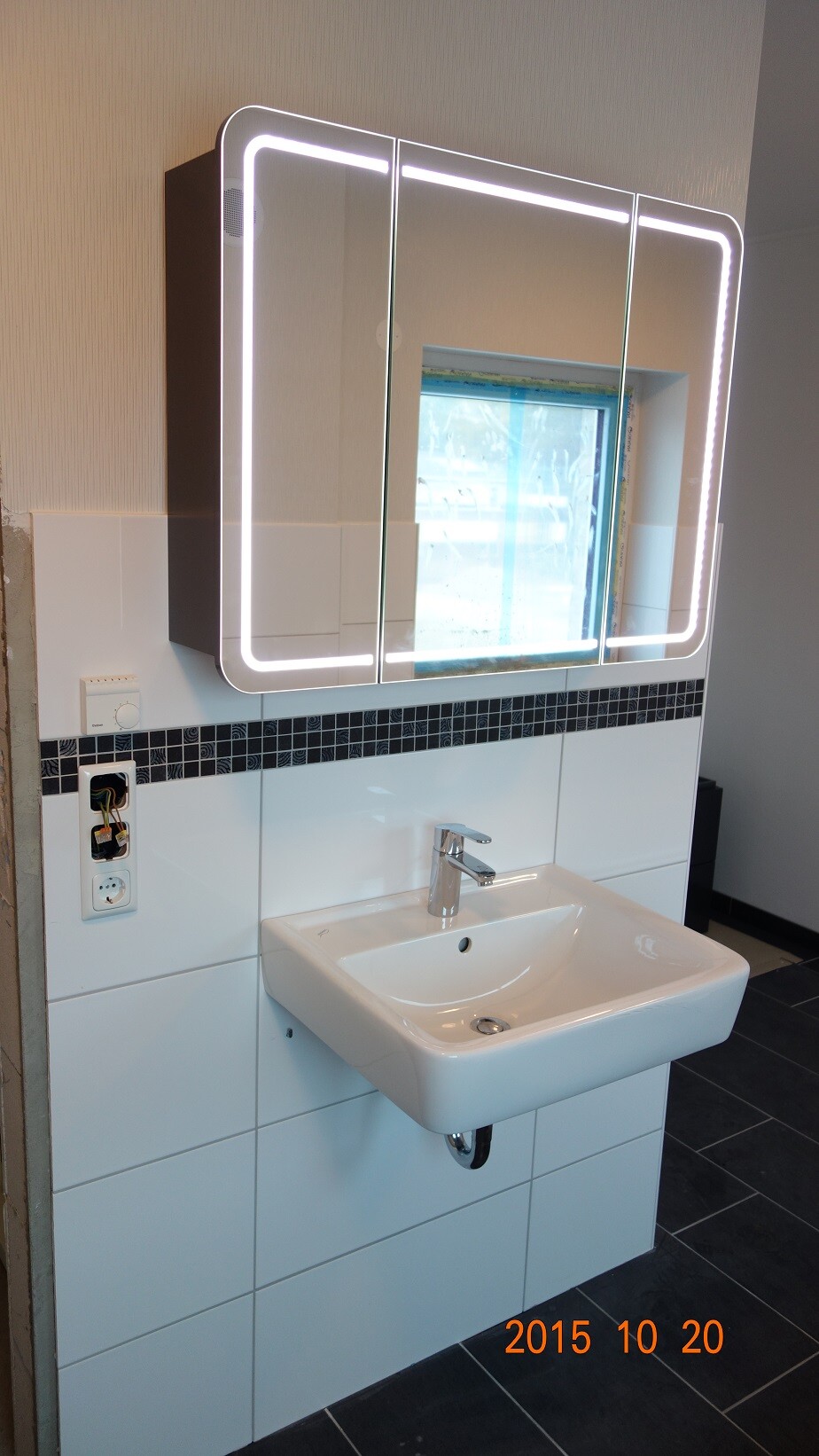 moderne-bad-spiegel-mit-led-beleuchtung-waschbecken.jpg