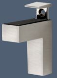 Moderne Badarmatur aus Stahl mit quadratischer Basis und horizontaler Arm