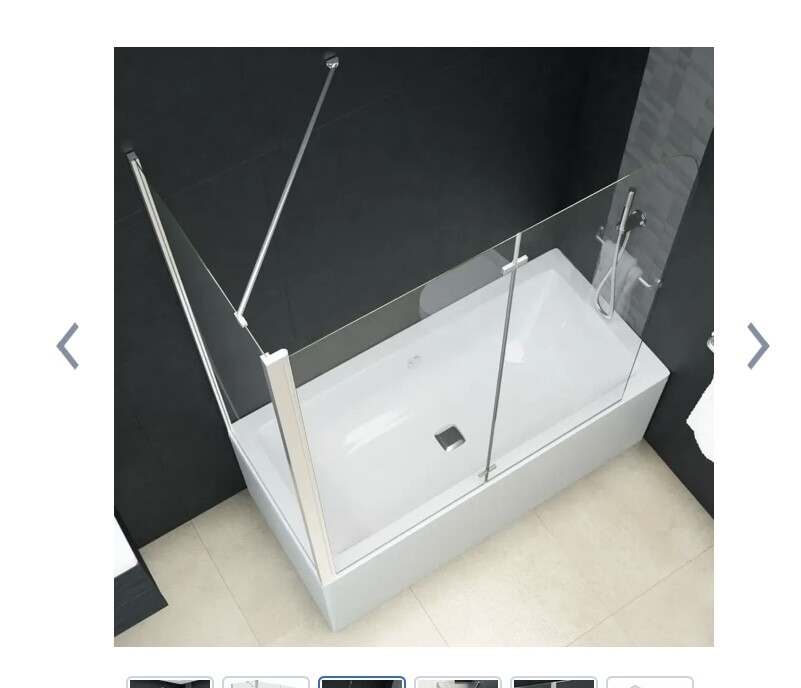 Moderne Badewanne mit Glasabtrennung aus zwei Scheiben und Metallrahmen vor dunkler Wand.