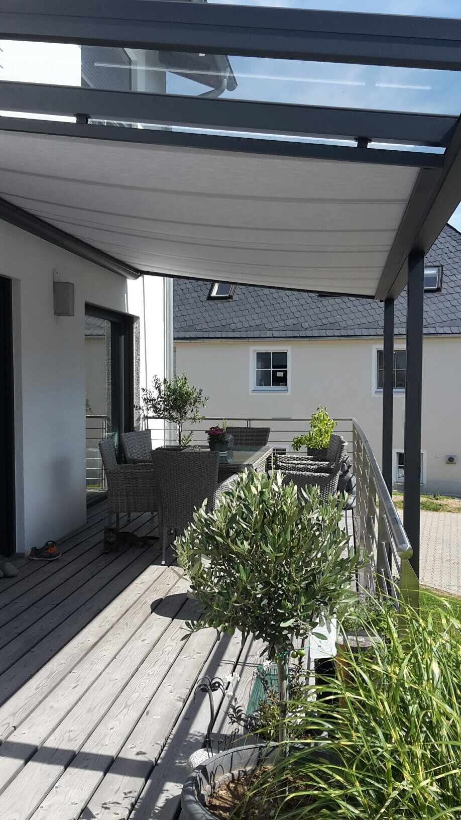 moderne-balkon-terrasse-mit-garnitur-pflanzen-sonnenschutz-architektur.jpg