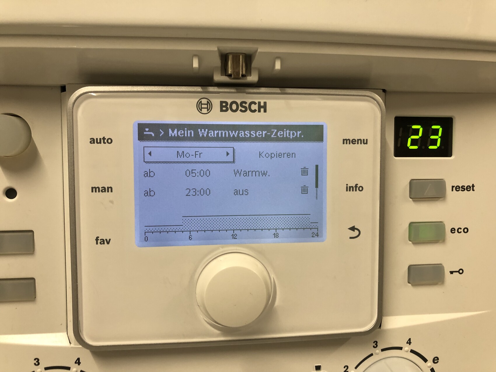 Bosch Heizungsregler mit Display zeigt Zeitschaltplan für Warmwasser (Mo-Fr, 05:00–23:00).