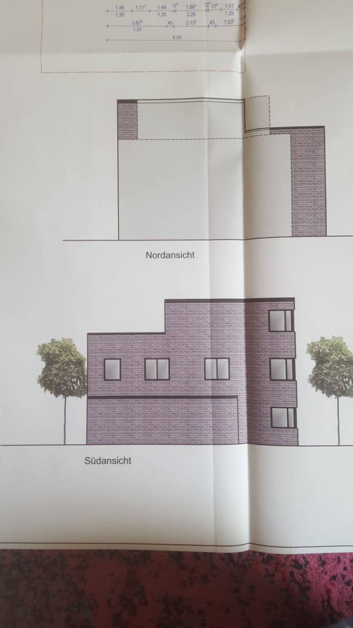 Moderne Backsteinhaus: Nord- und Südansicht mit Fenstern und Bäumen.