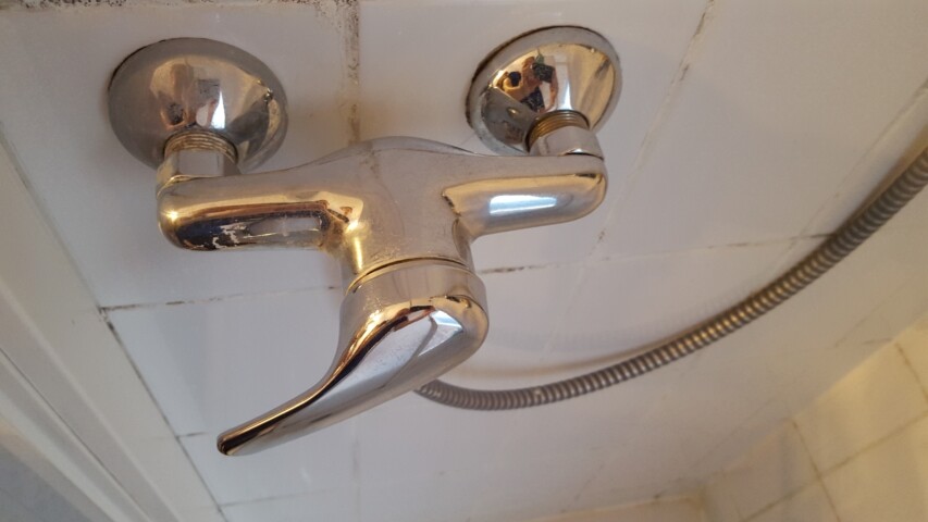 Moderne Chrom-Armatur an Wandmontage im Badezimmer, Nahaufnahme