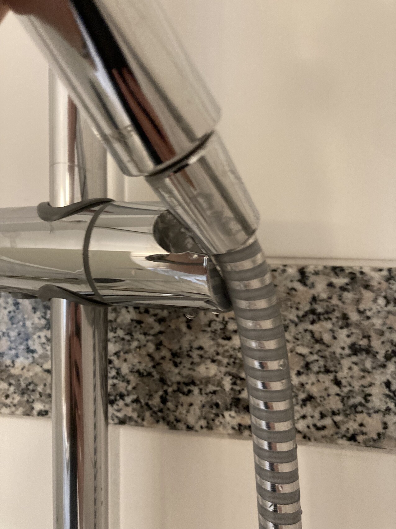 moderne-chrom-armatur-kueche-mit-flexiblem-schlauch.jpg