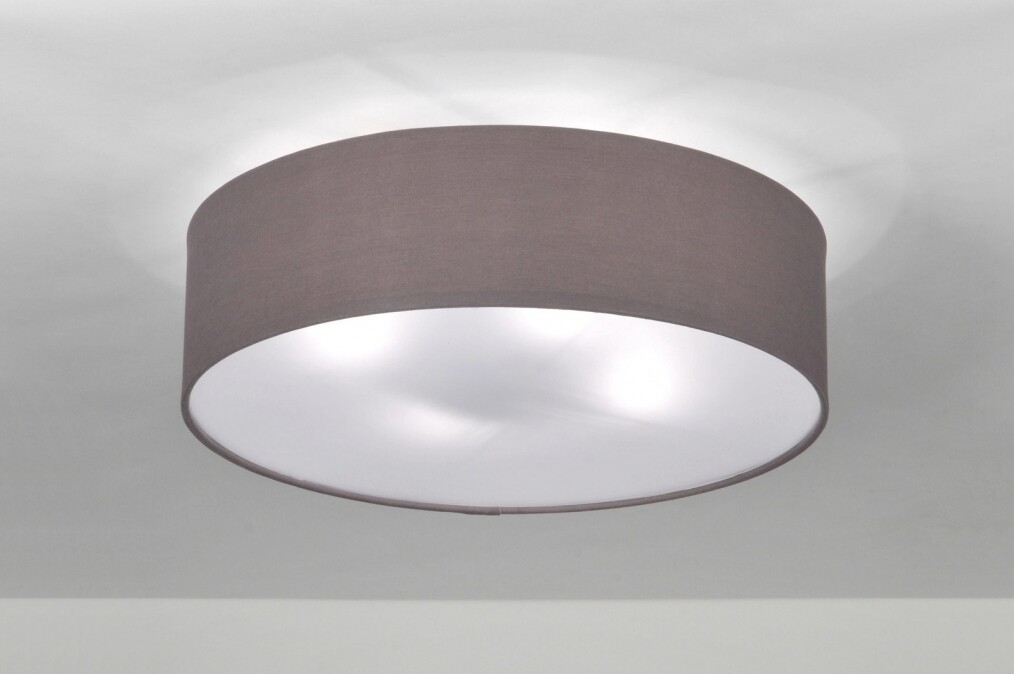 Runde Deckenleuchte mit grauem Stoffschirm, beleuchtet den Raum von der Decke.