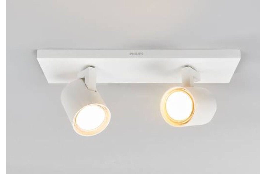 Zwei weiße Decken-Spotlights an einer horizontalen Leuchte, Philips-Branding sichtbar