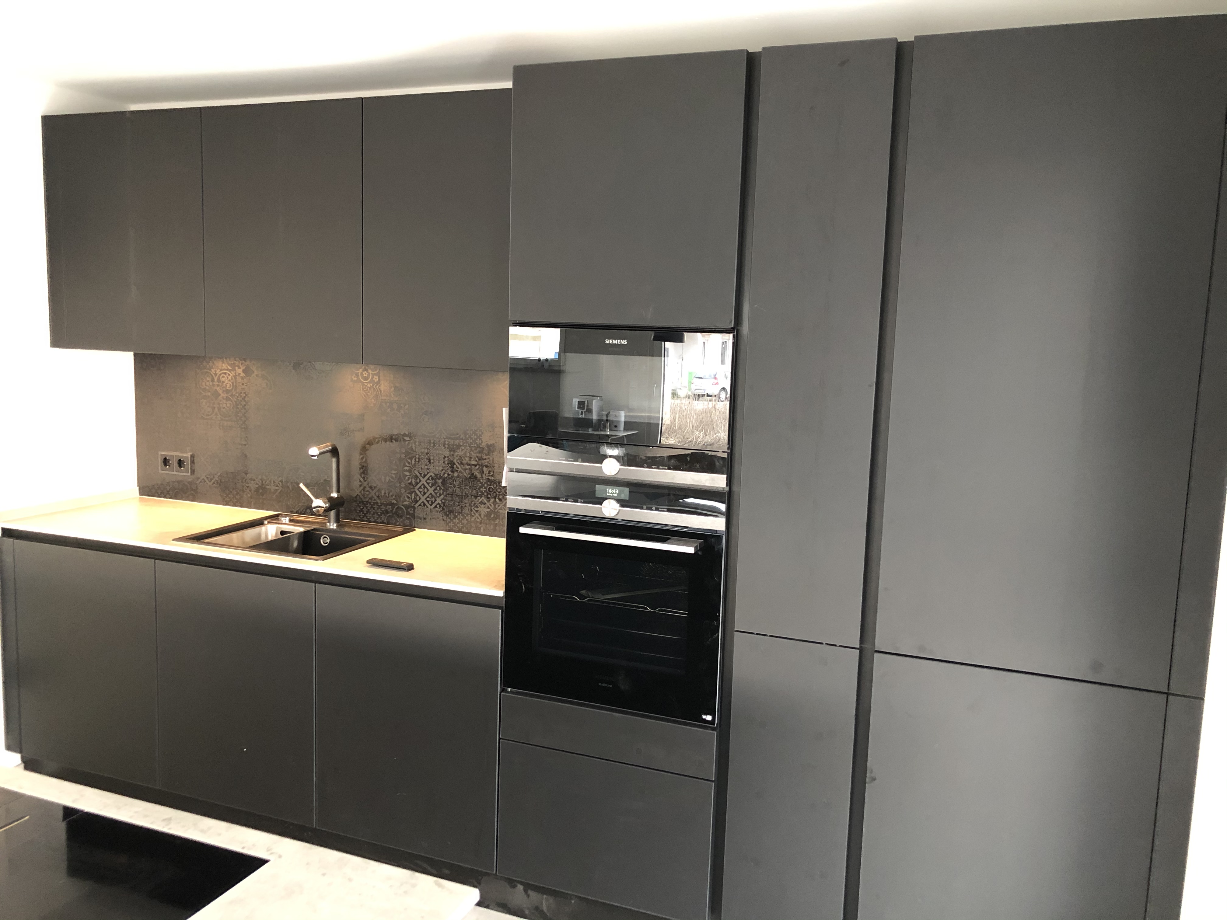 moderne-dunkle-kueche-mit-eingebautem-backofen-und-einbau-spuelbecken.jpeg