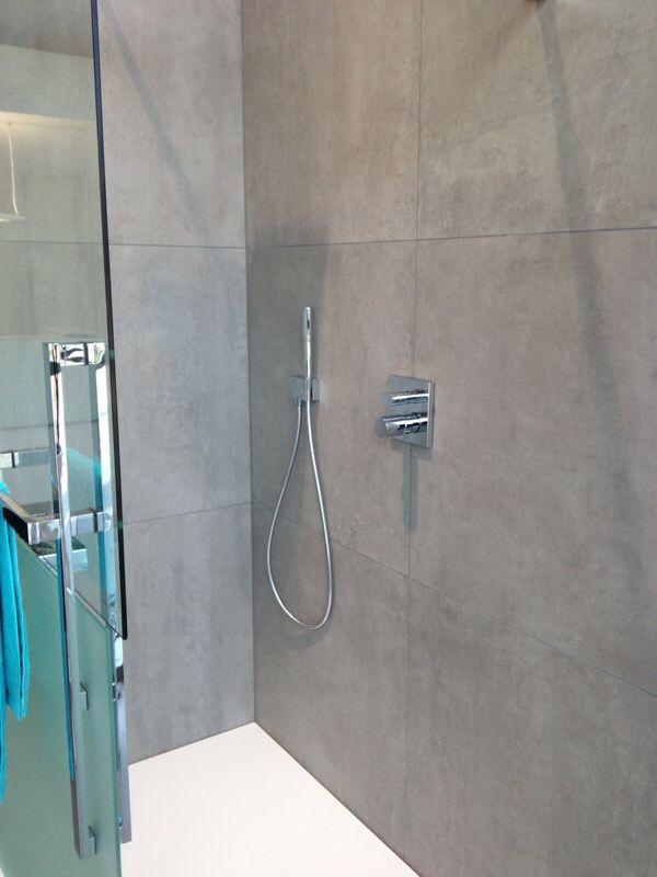 moderne-dusche-im-bad-mit-grauen-fliesen.jpg