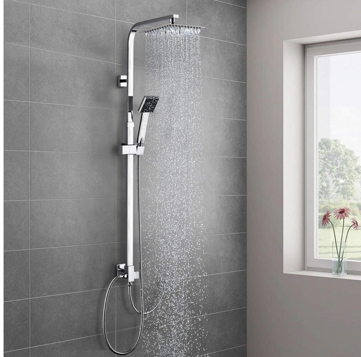 Moderne Dusche mit großen Decken-Regendusche und Handbrause an Chromarmatur vor grauen Fliesen.