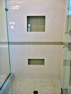 Moderne Dusche mit eingebauter Nische im hellen Badezimmer