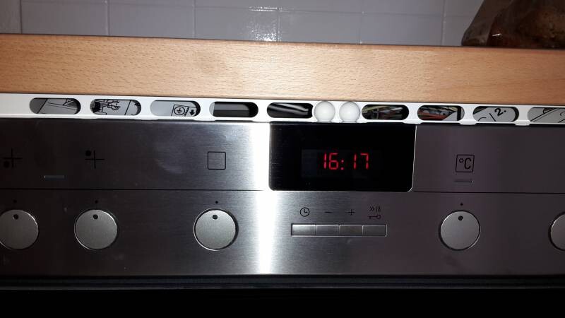 Edelstahl-Backofen mit Digitaluhr 16:17 und runden Bedienelementen am Frontpanel.