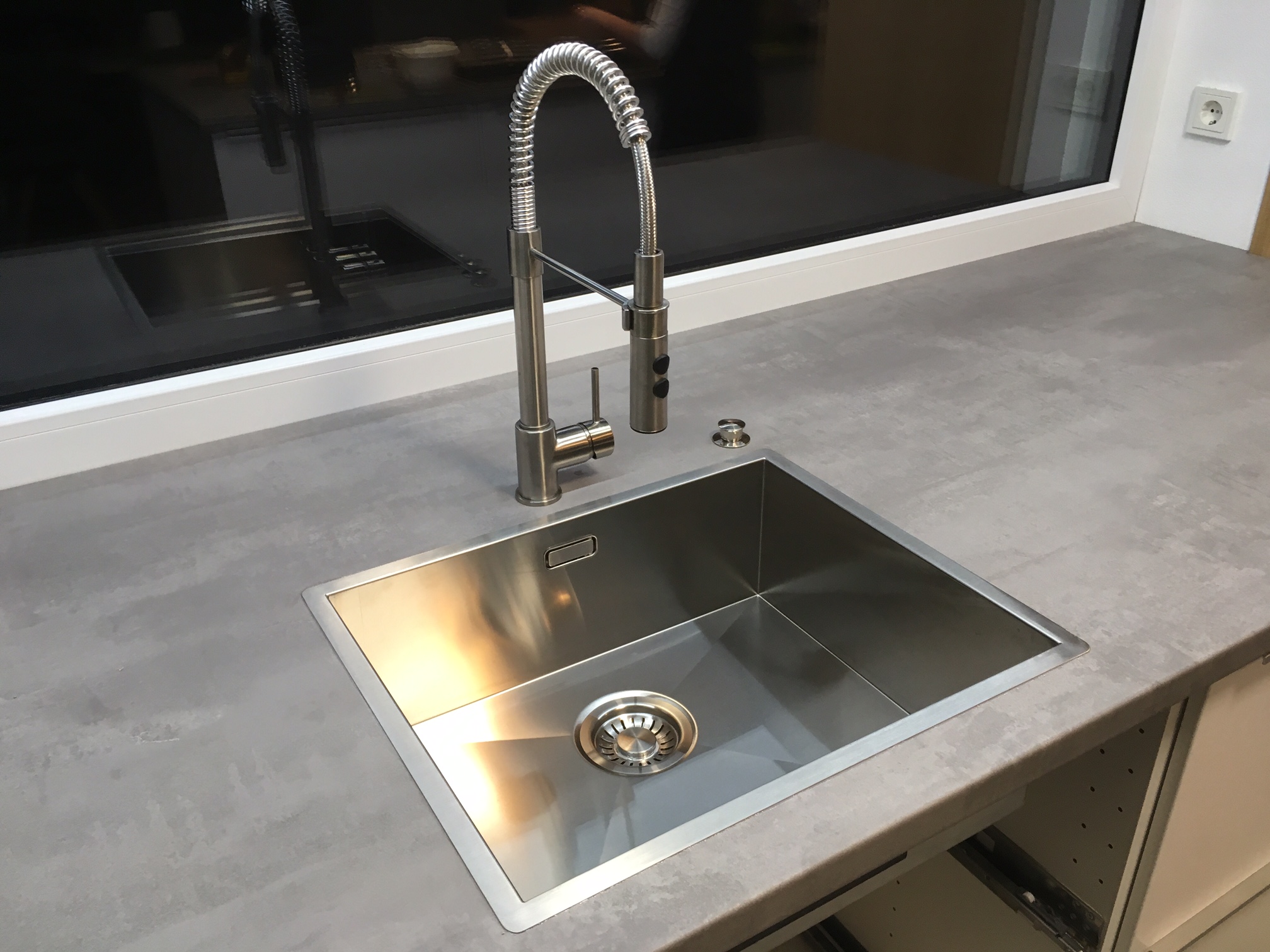moderne-edelstahl-kuechen-spuelenbecken-mit-hoher-springschlauch-armatur.JPG