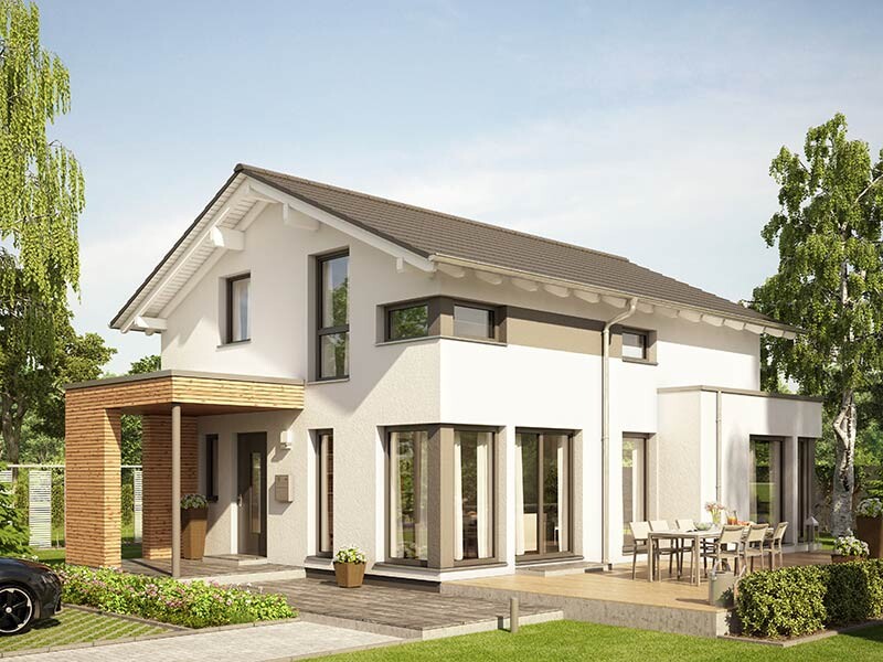 Modernes weißes Einfamilienhaus mit großer Terrasse, Garten und Outdoor-Essbereich.