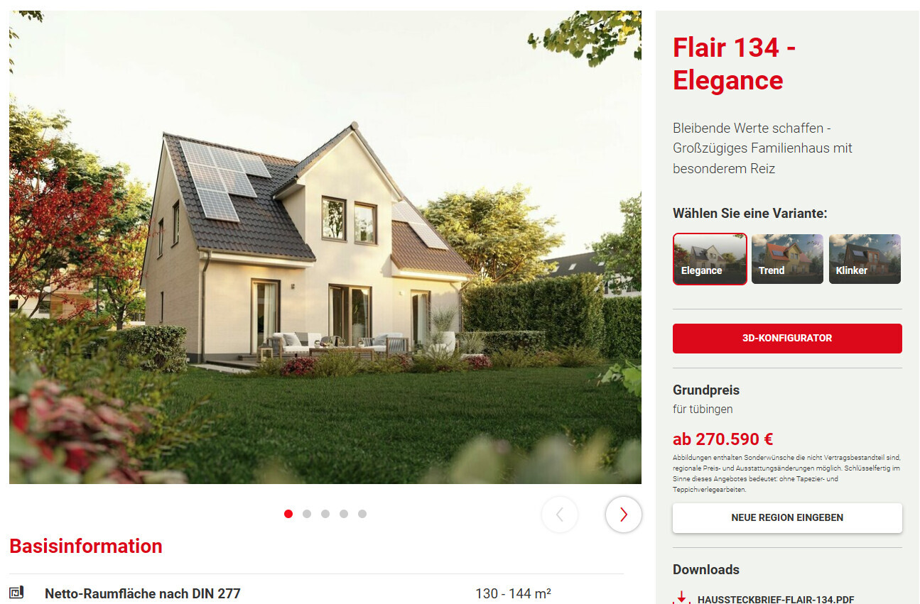 Modernes Einfamilienhaus mit Solaranlagen, Garten und Terrasse in grünem Umfeld.