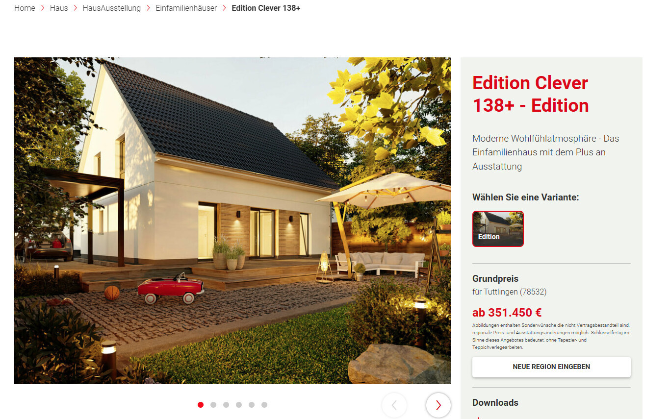 Modernes Einfamilienhaus mit Holzdeck, Gartenmöbeln und Spielzeugauto im Hof