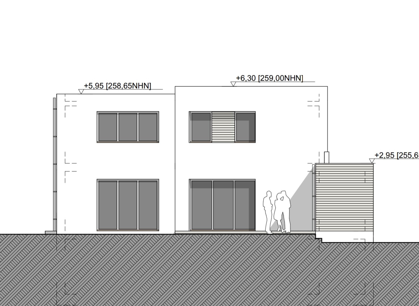 Zweigeschossiges modernes Haus mit großen Fenstern; drei Silhouetten davor.