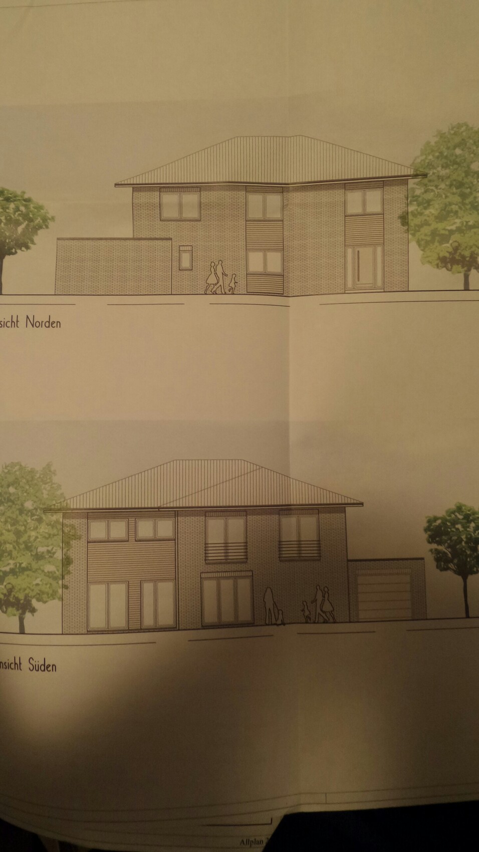 Zweistöckiges Backstein-Wohnhaus mit Satteldach, großen Fenstern, Garage, Baum, Menschen am Eingang