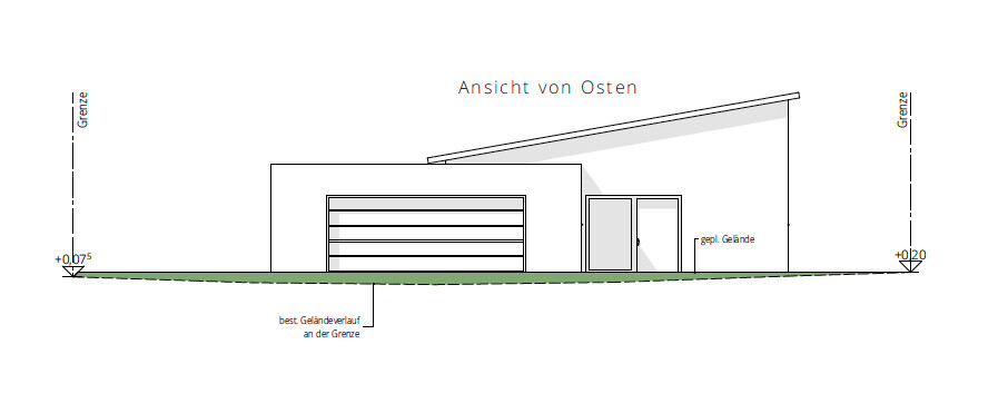 Ansicht von Osten eines Gebäudes mit Garage, Eingangstür und schrägem Dach an der Geländekante.