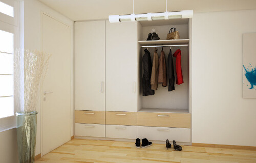 Offene Garderobe mit Mänteln, Taschen oben, Schuhe unten im hellen Flur.