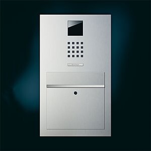 Modernes Metall-Intercom-Panel am Hauseingang mit Briefablage