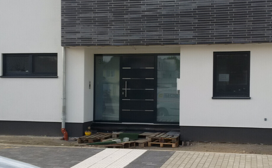 moderne-eingangstuer-frontansicht-neubau-glasseitenteil.p