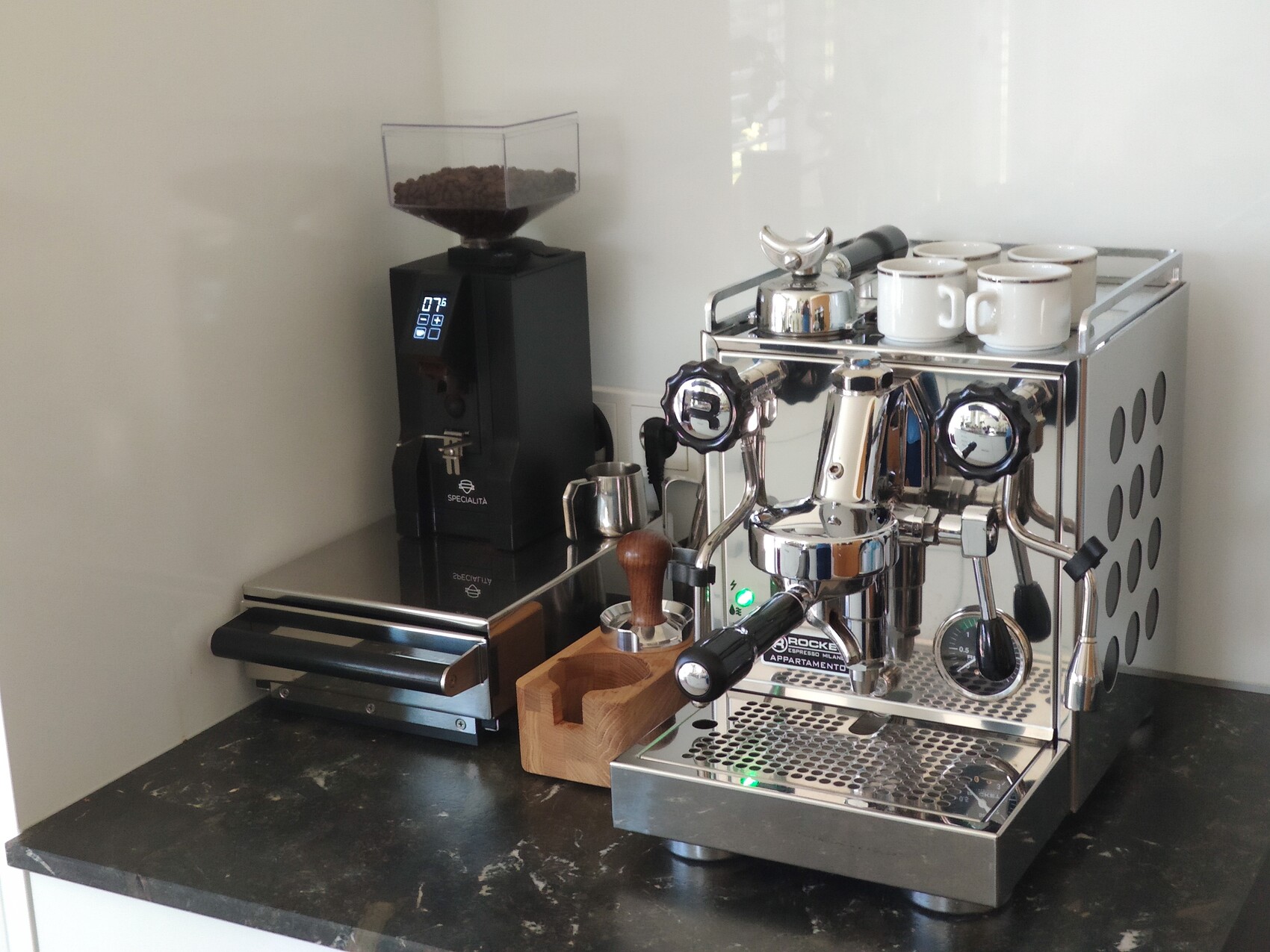 moderne-espresso-maschine-mit-grinder-kueche.jpg