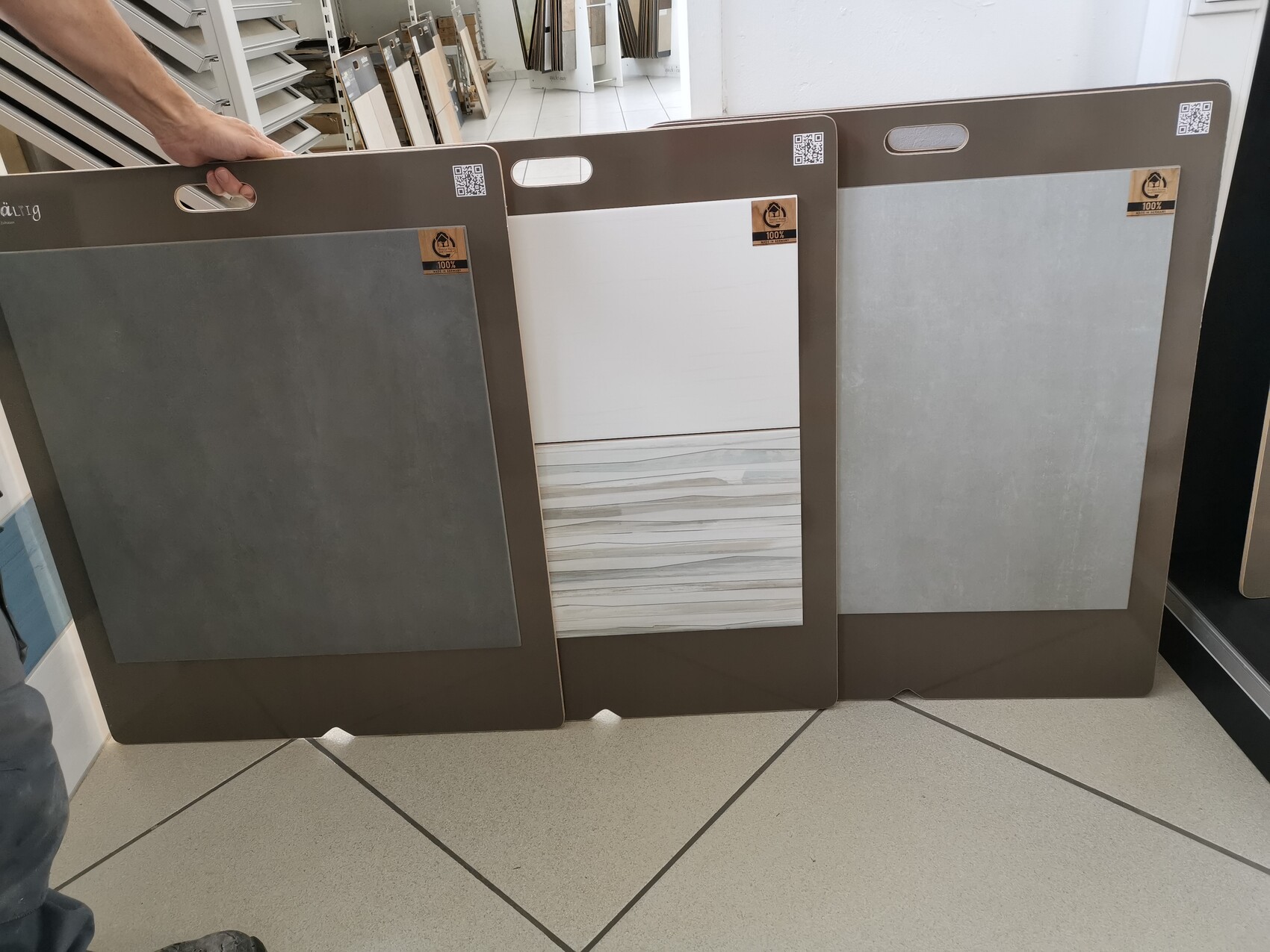 moderne-fliesen-showroom-bodenbelage-proben.jpg