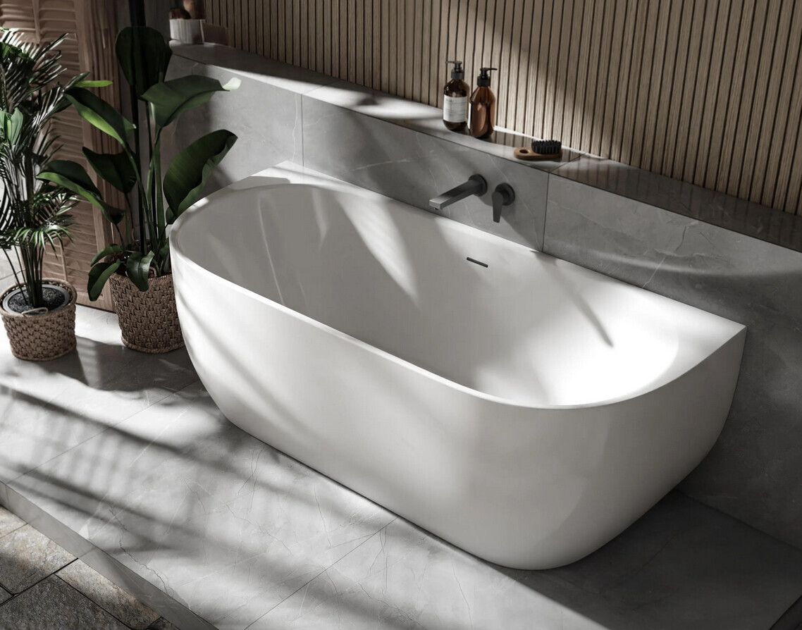 Moderne freistehende weiße Badewanne mit grauen Fliesen, Holzpaneel-Wand und Pflanzenecken.