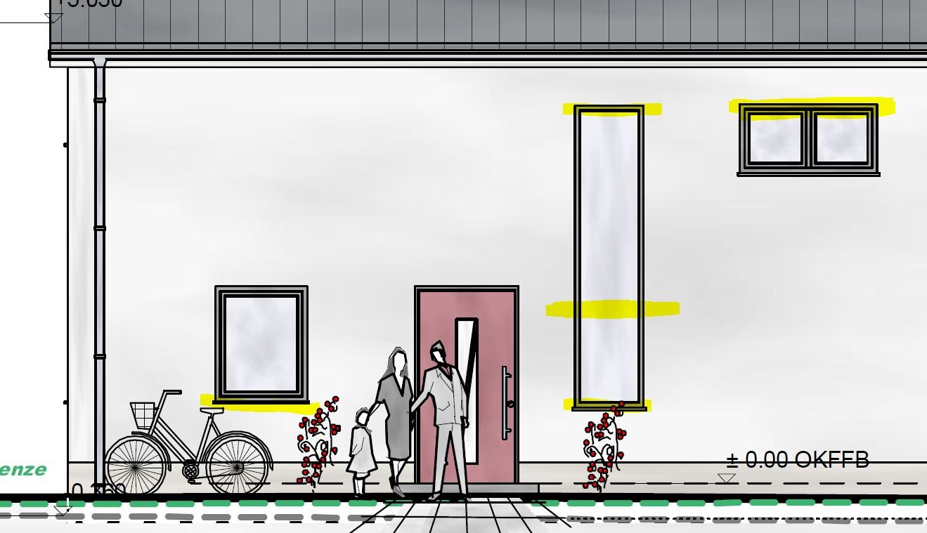 Wohnhausfassade mit Eingang, zwei Erwachsene und Kind davor, Fahrrad links, gelbe Fensterrahmen.