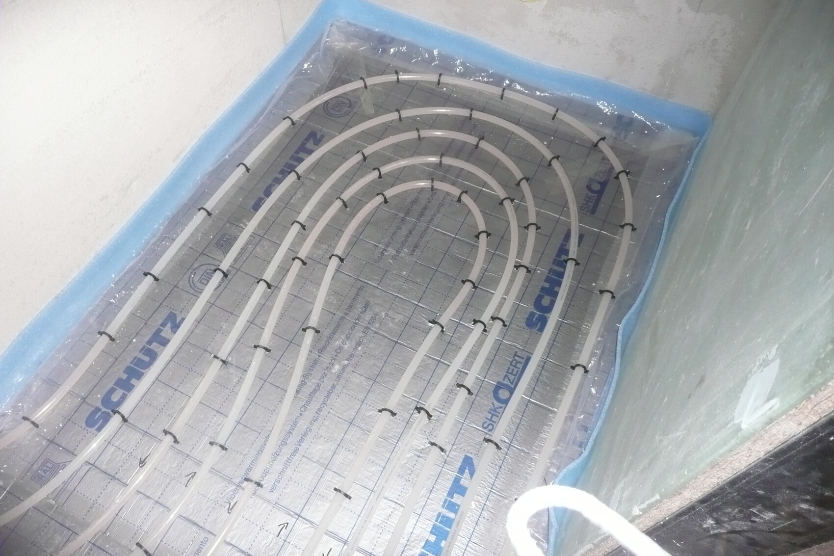 Unterbodenheizung: Serpentinenschleifen auf Schluter-Ditra-Unterlage im Badezimmer.