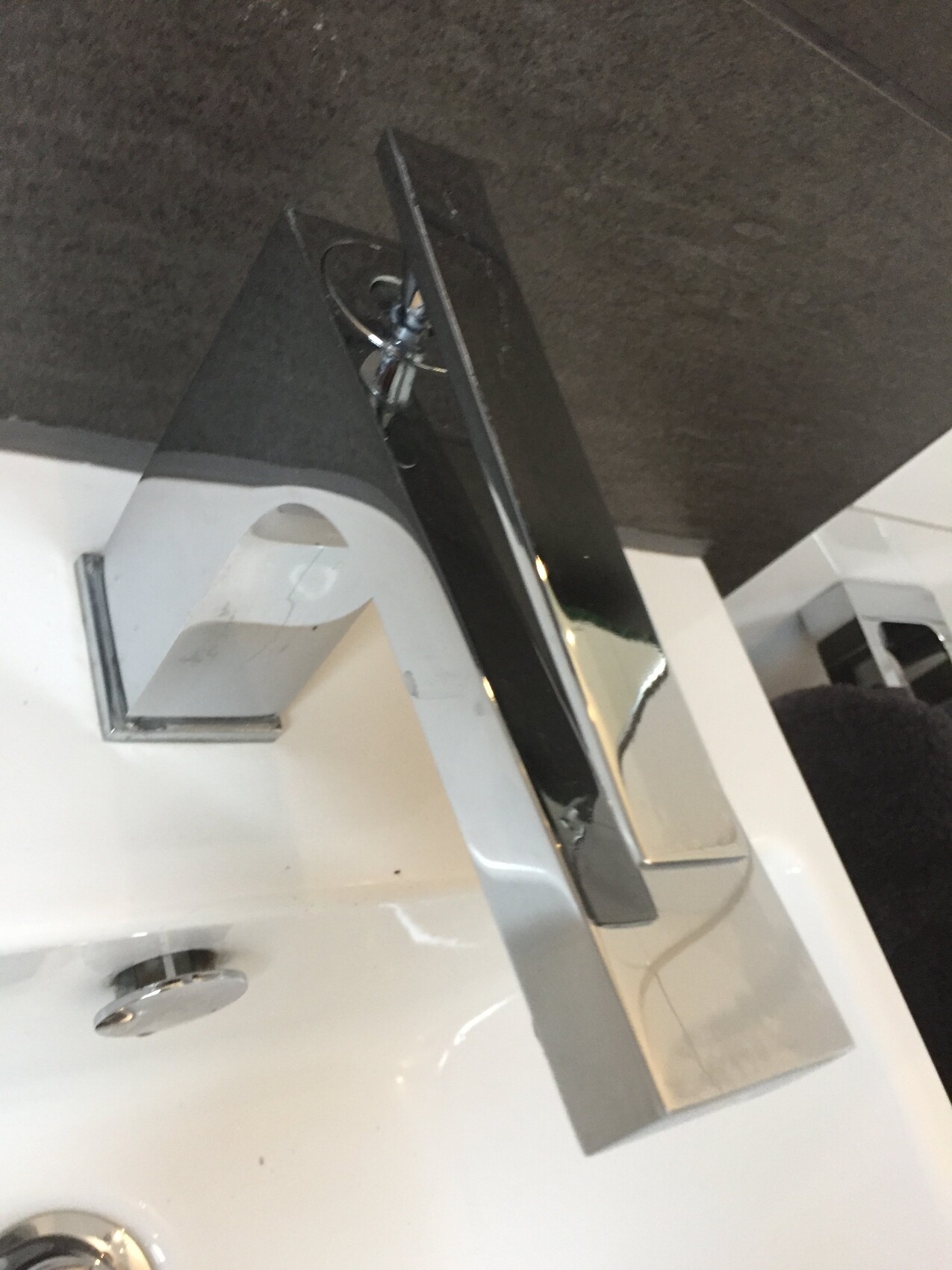 Moderne glänzende Chromarmatur am Waschtisch, Detailansicht der Armatur
