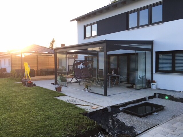 Moderne Glas-Terrasse am Hinterhaus mit Sitzbereich, Garten und Wasserbecken