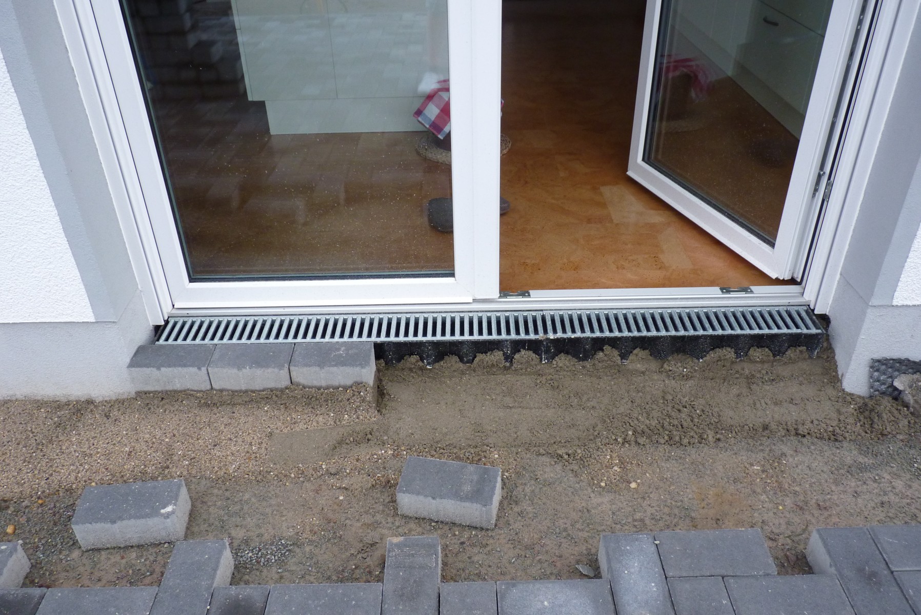 moderne-glas-tuer-draussen-drainage-terrasse-garten-bau.jpg