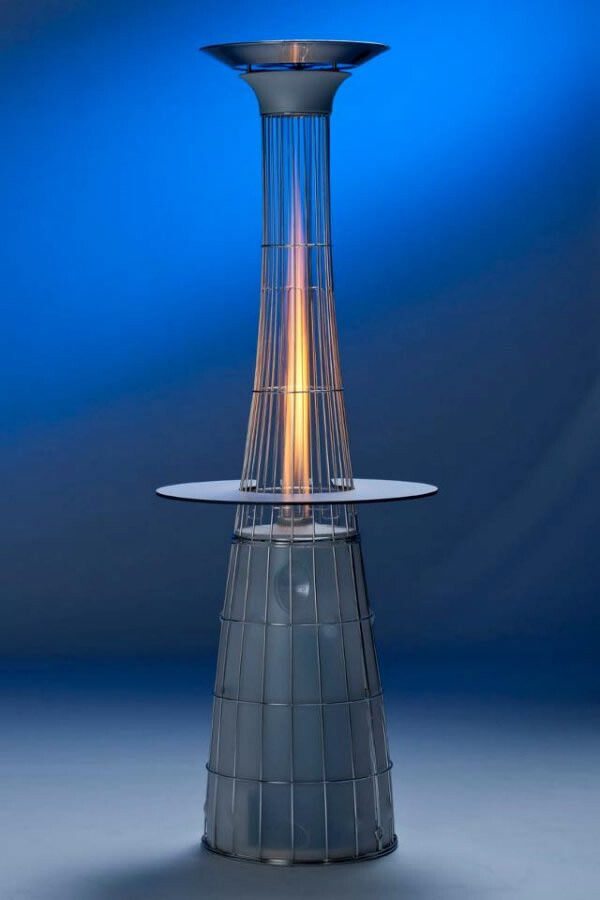 Moderner Glasturm-Lampe mit orange Glühflamme und runder Plattform vor blauem Hintergrund.
